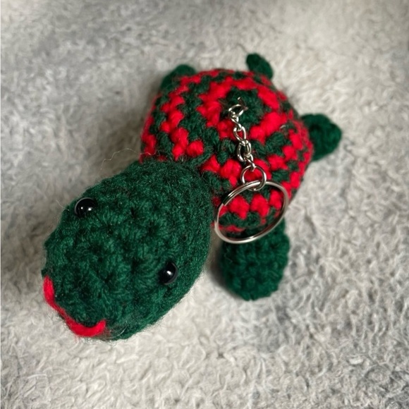Handmade Green and Red Turtle Keychain - Picture 2 of 3